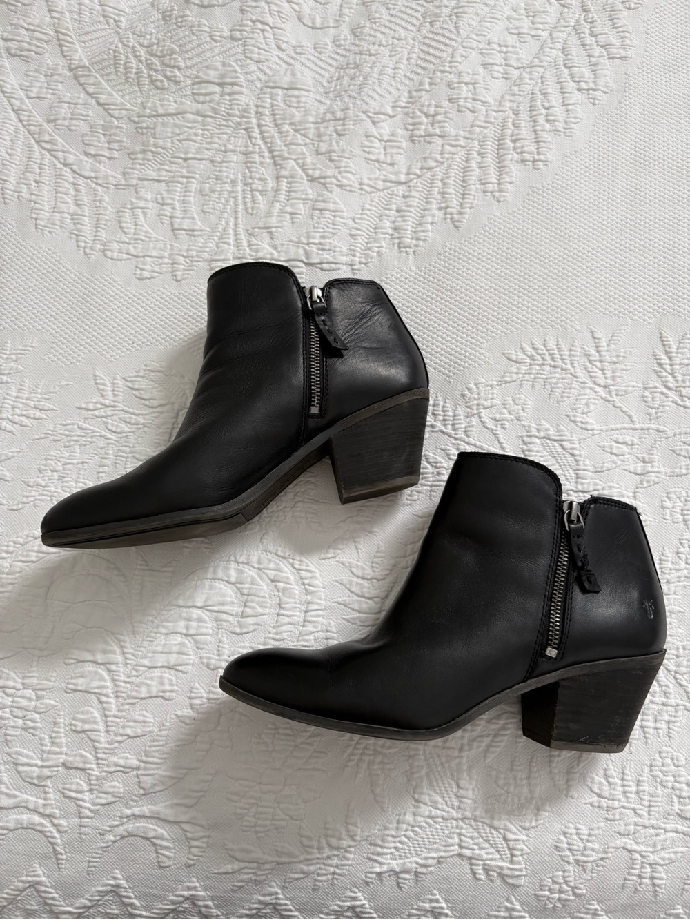 Frye Judith black leather ankle boots booties zip up stacked heel size 9.5